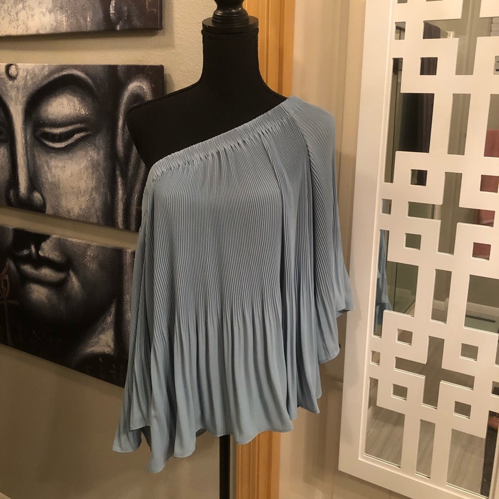 Vince Camuto Women’s off the shoulder shirt